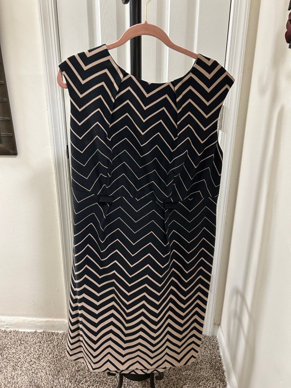 Dressbarn Sleeveless Chevron Shift Dress Size 18 Black and Tan